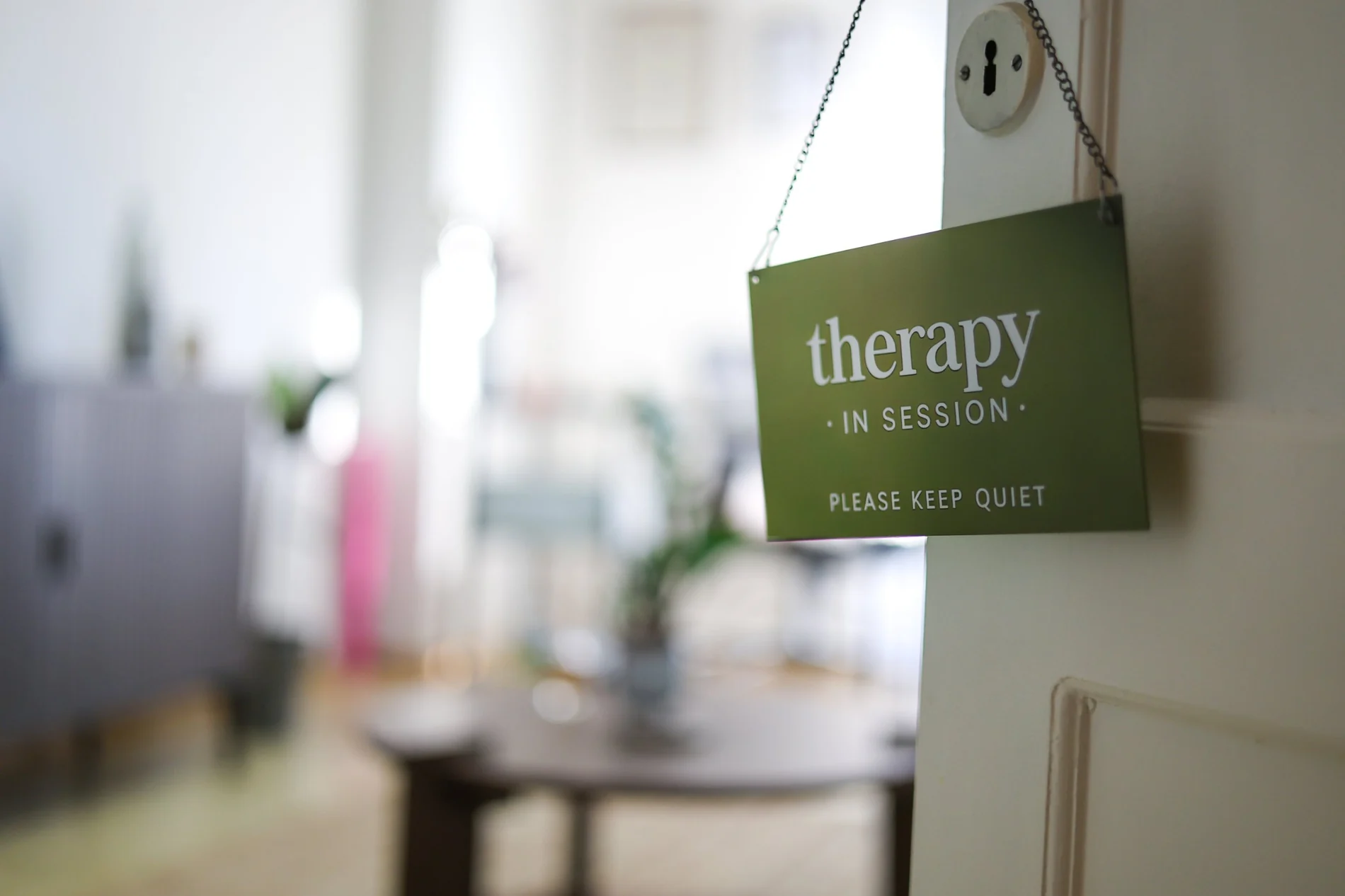 Πινακίδα «therapy in session» στην πόρτα του γραφείου ψυχολόγου στην Εγνατία, Θεσσαλονίκη